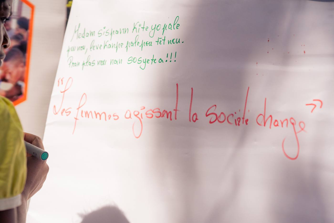 Tableau d'atelier où est écrit&nbsp;: femmes agissant, la société change