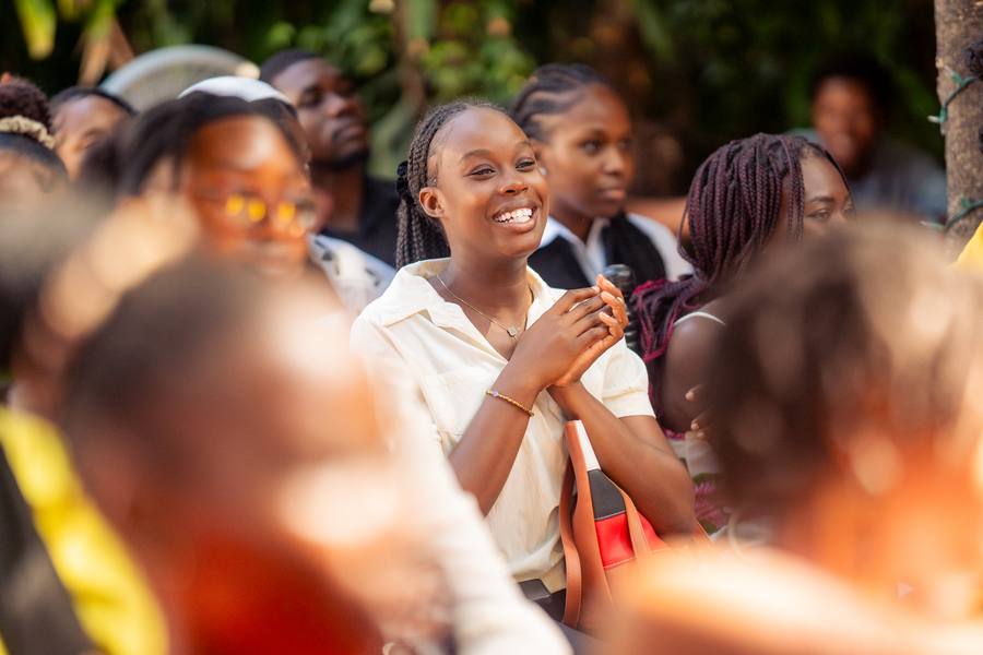 Des participantes rient dans le public